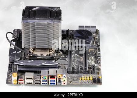 Kühlkörper oder Computerprozessorkühler oder Kühler auf der Hauptplatine des Computers, aktiver CPU-Kühler mit Lüfter, Aluminiumrippe und Wärmerohr auf der Hauptplatine des Computers. Stockfoto