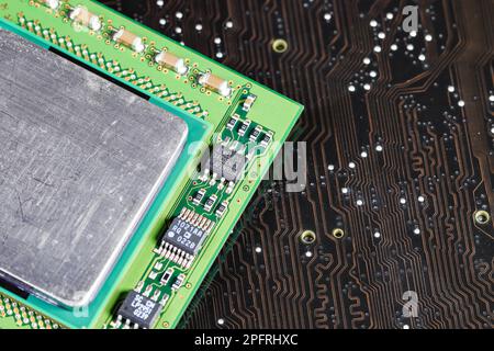 Nahaufnahme der Hochleistungs-CPU oder der zentralen Prozessoreinheit, die auf dem Motherboard installiert ist. Stockfoto