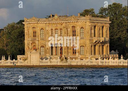 Vorderansicht des Beylerbeyi-Palastes vom Meer auf der anatolischen Seite von Istanbul Stockfoto