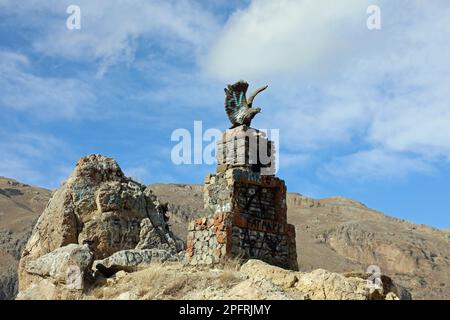 Gipfel des Adlers auf der Straße zum Dorf Xinaliq im Kaukasus Stockfoto