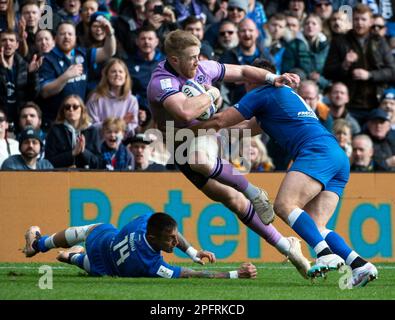 Edinburgh, Großbritannien. 18. März 2023. EDINBURGH, SCHOTTLAND - MÄRZ 18: Scotland Centre, Kyle Steyn, wird während des Six Nations Rugby-Spiels zwischen Schottland und Italien am 12. März 2023 im Murrayfield Stadium in Edinburgh, Großbritannien, angegriffen. ( Kredit: Ian Jacobs/Alamy Live News Stockfoto