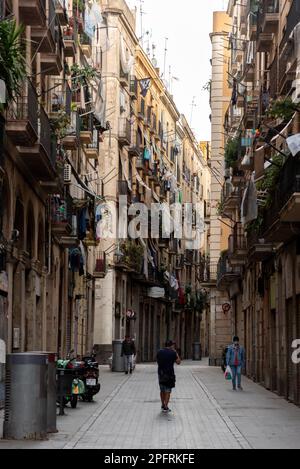 Das pulsierende und multikulturelle Viertel Raval in Barcelona, Spanien, bietet enge Gassen und historische Architektur Stockfoto