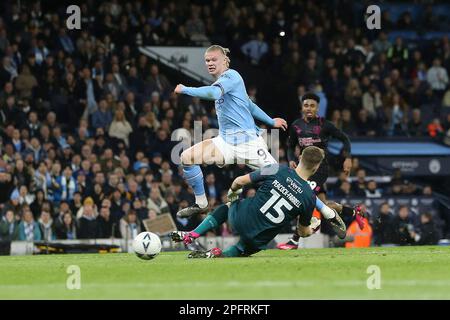 Manchester, Großbritannien. 18. März 2023. Erling Haaland aus Manchester City schießt und erzielt sein Team 1. Tor. Viertelfinalspiel des Emirates FA Cup, Manchester City gegen Burnley im Etihad Stadium in Manchester, Lancs, Samstag, den 18. März 2023. Dieses Bild darf nur zu redaktionellen Zwecken verwendet werden. Nur redaktionelle Verwendung, Bild von Chris Stading/Andrew Orchard Sports Photography/Alamy Live News Credit: Andrew Orchard Sports Photography/Alamy Live News Stockfoto