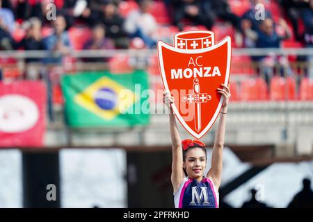 Monza, Italien. 18. März 2023. Mädchen mit AC Monza Logo beim Spiel AC Monza gegen US Cremonese, italienische Fußballserie A in Monza, Italien, März 18 2023 Kredit: Independent Photo Agency/Alamy Live News Stockfoto