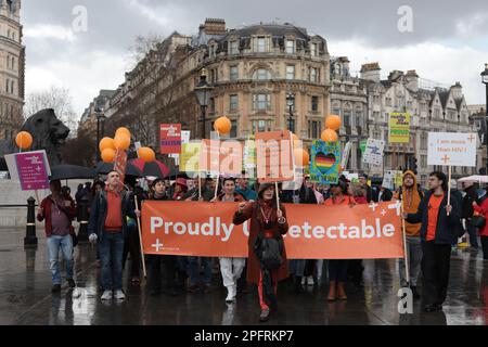 London, Großbritannien. 18. März 2023. Besucher der „Fighting HIV Stigma and Proud - March, Vigil & Rally“ im Zentrum von London. Stockfoto