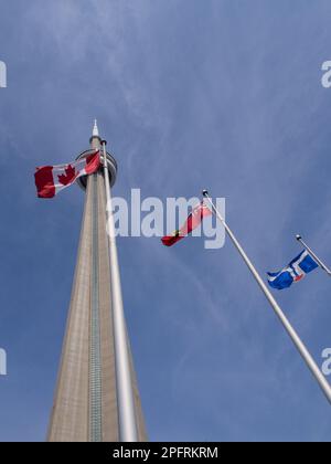 Der CN Tower ist ein 553,3 m hoher Kommunikations- und Aussichtsturm aus Beton im Zentrum von Toronto, Ontario, Kanada. Stockfoto