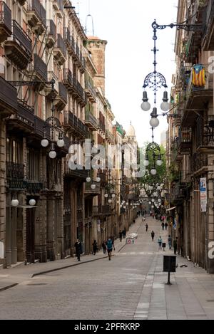 Die stimmungsvollen Gassen des gotischen Viertels in Barcelona, Spanien, sind gesäumt von gotischen Gebäuden und historischen Kirchen Stockfoto