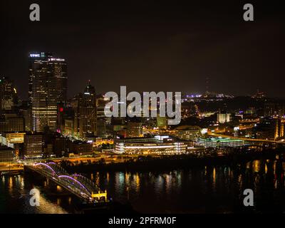 Ein atemberaubender Blick auf die Innenstadt von Pittsburgh, Pennsylvania, bei Nacht, vom Aussichtspunkt des Mount Washington über den Monongahela River. T Stockfoto