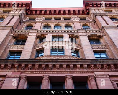 Während Sie das Philadelphia Bourse Gebäude betrachten, verschwindet die Welt um Sie herum und lässt nur das atemberaubende symmetrische Design vor Ihnen zurück. Die Schere Stockfoto