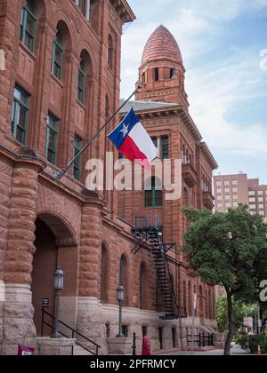 Das Bexar County Courthouse, ein Wahrzeichen von Texas, liegt im Herzen der Innenstadt und begeistert mit seiner reichen Geschichte und beeindruckenden Architektur Stockfoto