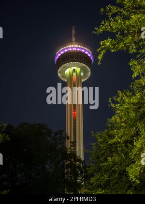 Dieses spektakuläre Foto zeigt den lebendigsten und fesselndsten Tower of the Americas in San Antonio, Texas. Beleuchtet gegen den NI Stockfoto