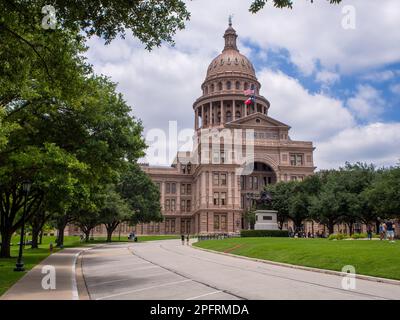 Tauchen Sie ein in die reiche Geschichte und den patriotischen Stolz des Lone Star State mit diesem atemberaubenden Stockfoto des Texas State Capitol Building. Gegen die Ba Stockfoto