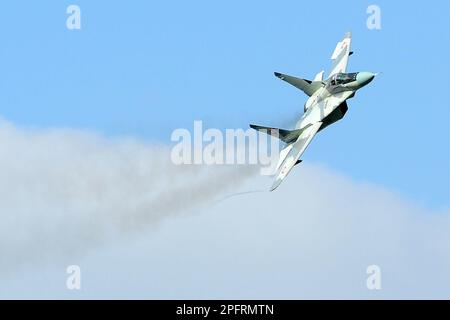 Sliac, Slowakei. 8. September 2012. Abbildung: Foto des MiG-29-Kämpfers über Sliac in der Slowakei.Slowakei, um 13 MiG-29-Kampfflugzeuge in die Ukraine zu schicken. Polen hat bereits angekündigt, vier MiG-29-Kampfflugzeuge in die Ukraine zu transferieren. Die Mikoyan MiG-29 ist ein Jet-Kampfflugzeug der vierten Generation, das in der Sowjetunion für die Überlegenheit der Luftfahrt entwickelt wurde. Es wurde in den 1970er Jahren vom Mikoyan Design Bureau entwickelt, trat 1983 in Dienst bei der sowjetischen Luftwaffe und wird weiterhin von der russischen Luftwaffe sowie in vielen anderen Ländern verwendet. (Kreditbild: © Slavek Ruta/ZUMA Press Wire) EDITORIAL Stockfoto