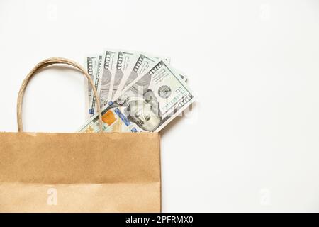Dollarpapierverpackung auf weißem Hintergrund Stockfoto
