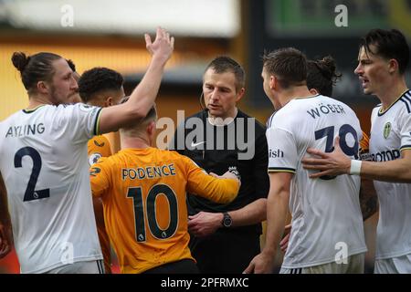 Wolverhampton, Großbritannien. 18. März 2023. Schiedsrichter Michael Salisbury in Aktion während des Premier League-Spiels Wolverhampton Wanderers vs Leeds United in Molineux, Wolverhampton, Großbritannien, 18. März 2023 (Foto von James Heaton/News Images) in Wolverhampton, Großbritannien, am 3./18. März 2023. (Foto: James Heaton/News Images/Sipa USA) Guthaben: SIPA USA/Alamy Live News Stockfoto