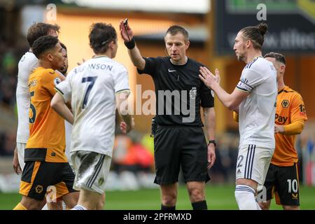 Wolverhampton, Großbritannien. 18. März 2023. Schiedsrichter Michael Salisbury in Aktion während des Premier League-Spiels Wolverhampton Wanderers vs Leeds United in Molineux, Wolverhampton, Großbritannien, 18. März 2023 (Foto von James Heaton/News Images) in Wolverhampton, Großbritannien, am 3./18. März 2023. (Foto: James Heaton/News Images/Sipa USA) Guthaben: SIPA USA/Alamy Live News Stockfoto