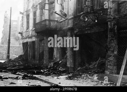 Im Januar 1943 kamen die nazis an, um die Juden des Warschauer Ghettos zu verhaften. Die Juden, die entschlossen waren, es zu bekämpfen, nahmen es mit selbstgemachten und primitiven Waffen auf die SS abgesehen. Die Verteidiger wurden hingerichtet oder deportiert, und das Ghetto-Gebiet wurde systematisch abgerissen. Dieses Ereignis ist bekannt als Ghetto-Aufstand. Dieses Bild zeigt die Stadt in verschiedenen Stadien ihrer Zerstörung. Dieses Bild stammt aus der deutschen Fotoaufzeichnung des Ereignisses, bekannt als Stroop-Bericht. Stockfoto
