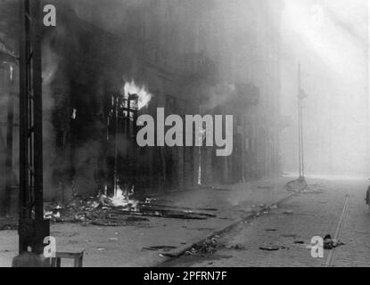 Im Januar 1943 kamen die nazis an, um die Juden des Warschauer Ghettos zu verhaften. Die Juden, die entschlossen waren, es zu bekämpfen, nahmen es mit selbstgemachten und primitiven Waffen auf die SS abgesehen. Die Verteidiger wurden hingerichtet oder deportiert, und das Ghetto-Gebiet wurde systematisch abgerissen. Dieses Ereignis ist bekannt als Ghetto-Aufstand. Dieses Bild zeigt die Stadt in verschiedenen Stadien ihrer Zerstörung. Dieses Bild stammt aus der deutschen Fotoaufzeichnung des Ereignisses, bekannt als Stroop-Bericht. Stockfoto