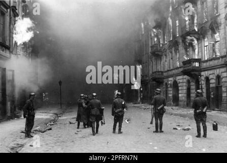 Im Januar 1943 kamen die nazis an, um die Juden des Warschauer Ghettos zu verhaften. Die Juden, die entschlossen waren, es zu bekämpfen, nahmen es mit selbstgemachten und primitiven Waffen auf die SS abgesehen. Die Verteidiger wurden hingerichtet oder deportiert, und das Ghetto-Gebiet wurde systematisch abgerissen. Dieses Ereignis ist bekannt als Ghetto-Aufstand. Dieses Bild zeigt die Stadt in verschiedenen Stadien ihrer Zerstörung. Dieses Bild stammt aus der deutschen Fotoaufzeichnung des Ereignisses, bekannt als Stroop-Bericht. Stockfoto