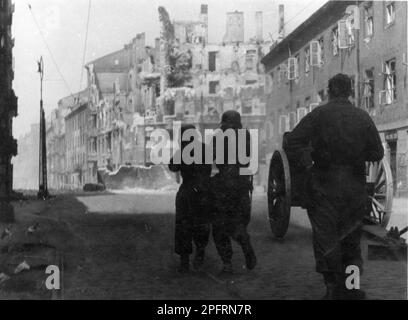 Im Januar 1943 kamen die nazis an, um die Juden des Warschauer Ghettos zu verhaften. Die Juden, die entschlossen waren, es zu bekämpfen, nahmen es mit selbstgemachten und primitiven Waffen auf die SS abgesehen. Die Verteidiger wurden hingerichtet oder deportiert, und das Ghetto-Gebiet wurde systematisch abgerissen. Dieses Ereignis ist bekannt als Ghetto-Aufstand. Dieses Bild zeigt die Stadt in verschiedenen Stadien ihrer Zerstörung. Dieses Bild stammt aus der deutschen Fotoaufzeichnung des Ereignisses, bekannt als Stroop-Bericht. Stockfoto