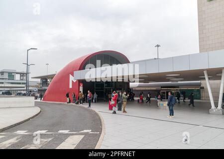 Lissabon, Portugal - 3. Dezember 2022: Metro am Flughafen Humberto Delgado (Flughafen Lissabon). Stockfoto