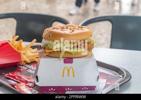 Lissabon, Portugal - 3. Dezember 2022: McDonald's CBO Burger. Stockfoto