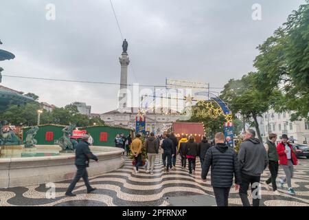 Lissabon, Portugal - 3. Dezember 2022: Eintritt zum Weihnachtsmarkt auf dem Rossio-Platz in Lissabon. Stockfoto