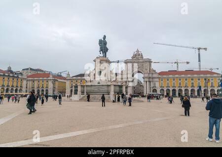 Lissabon, Portugal - 3. Dezember 2022: Statue von König Jose I. von Machado de Castro. Denkmal auf der Praca do Comercio am bewölkten Tag. Stockfoto