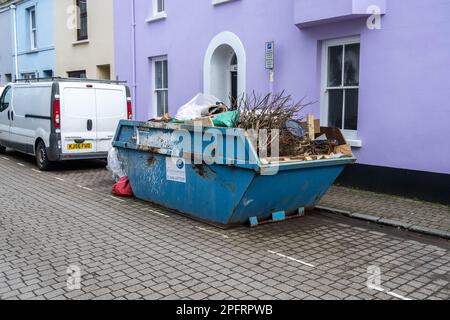 Großer blauer sprung vor dem terrassenförmigen Haus voller Müll Stockfoto