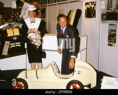 Schwedisches Königspaar auf der Eriksgata nach Blekinge in Südschweden, wo er sein erstes Spielzeugauto als Paddelwagen fand Stockfoto