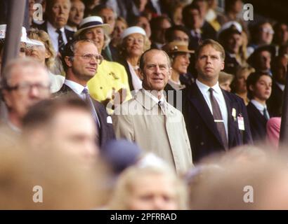 Der SCHWEDISCHE KÖNIG CARL XVI GUSTAV mit Englands Prinz Philip auf den Tribünen während der Weltmeisterschaft im Pferdesport Stockfoto