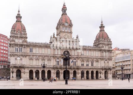 Die belebte Plaza Maria Pita im Herzen von La Coruña, Galicien, Spanien, wird tagsüber mit Einheimischen und Touristen, die das lebhafte atmos genießen, zum Leben erweckt Stockfoto