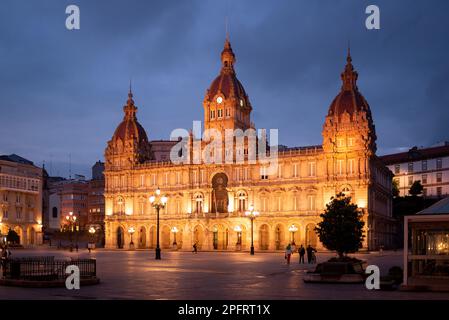 Bei Einbruch der Nacht verwandelt sich die Plaza Maria Pita in La Coruña, Galicien, Spanien, in ein magisches Wunderland mit seinen beleuchteten Gebäuden und Brunnen C. Stockfoto