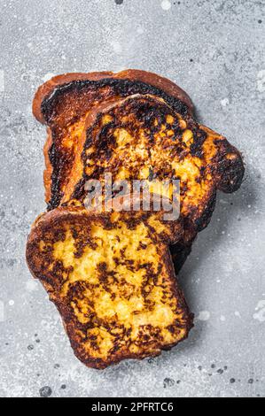 Ein Stapel köstlicher französischer Toasts auf dem Tisch. Grauer Hintergrund. Draufsicht. Stockfoto