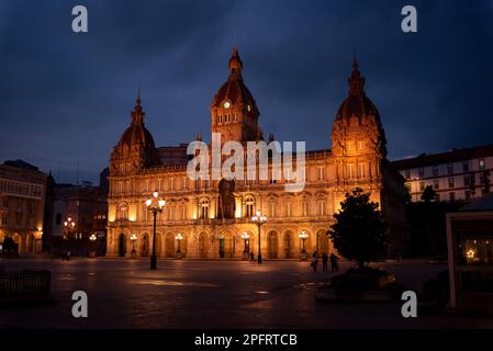 Die atemberaubende Plaza Maria Pita in La Coruña, Galicien, Spanien, bietet ein lebhaftes Nachtleben mit lebhaften Bars und Restaurants Stockfoto