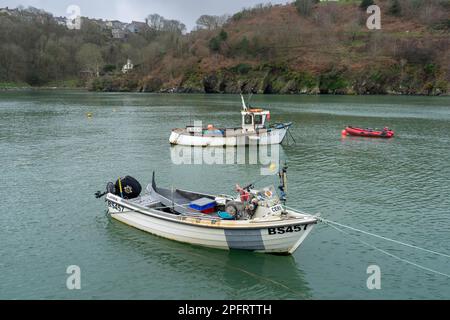 Kleine Fischerboote an der Küste im Hafen von Fishgaurd Stockfoto
