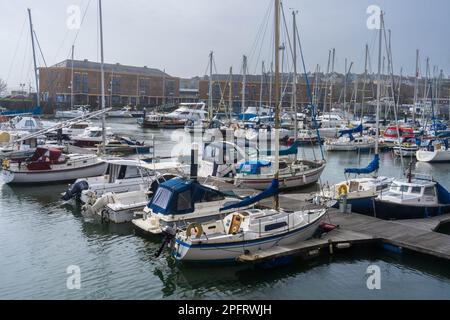 Yachten und Boote liegen im Hafen von Milford Haven Pembrokeshire Wales UK vor Stockfoto