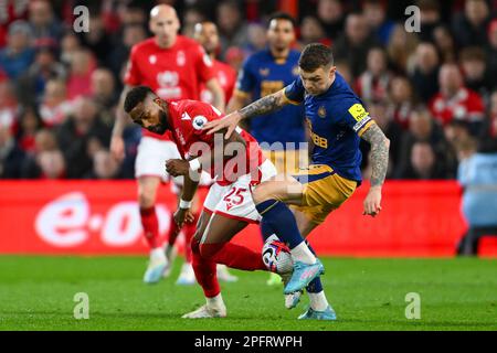 Emmanuel Dennis vom Nottingham Forest kämpft am Freitag, den 17. März 2023, mit Kieran Trippier von Newcastle United während des Premier League-Spiels zwischen Nottingham Forest und Newcastle United auf dem City Ground in Nottingham. (Foto: Jon Hobley | MI News) Guthaben: MI News & Sport /Alamy Live News Stockfoto