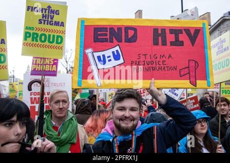 London, Großbritannien. 18. März 2023. Vertreter von über 20 HIV-Organisationen marschieren durch Whitehall, um sich gegen die HIV-Stigmatisierung zu wehren. HIV und HIV-assoziierte Stigmatisierung wirken sich überproportional auf LGBT+-Gemeinschaften aus. Nach jüngsten Schätzungen lebten 2019 im Vereinigten Königreich 106.890 Menschen mit HIV, von denen etwa 5.150 nicht diagnostiziert wurden. Kredit: Mark Kerrison/Alamy Live News Stockfoto