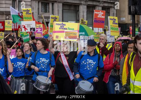 London, Großbritannien. 18. März 2023. Vertreter von über 20 HIV-Organisationen marschieren durch Whitehall, um sich gegen die HIV-Stigmatisierung zu wehren. HIV und HIV-assoziierte Stigmatisierung wirken sich überproportional auf LGBT+-Gemeinschaften aus. Nach jüngsten Schätzungen lebten 2019 im Vereinigten Königreich 106.890 Menschen mit HIV, von denen etwa 5.150 nicht diagnostiziert wurden. Kredit: Mark Kerrison/Alamy Live News Stockfoto