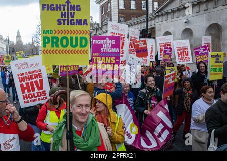 London, Großbritannien. 18. März 2023. Vertreter von über 20 HIV-Organisationen marschieren durch Whitehall, um sich gegen die HIV-Stigmatisierung zu wehren. HIV und HIV-assoziierte Stigmatisierung wirken sich überproportional auf LGBT+-Gemeinschaften aus. Nach jüngsten Schätzungen lebten 2019 im Vereinigten Königreich 106.890 Menschen mit HIV, von denen etwa 5.150 nicht diagnostiziert wurden. Kredit: Mark Kerrison/Alamy Live News Stockfoto