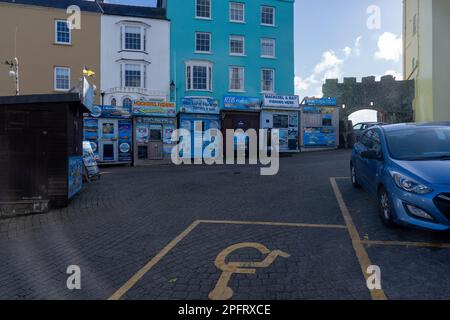 Angelausflüge im Hafen von Tenby zu buchen, alle für den Winter geschlossen Stockfoto