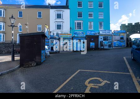 Angelausflüge im Hafen von Tenby zu buchen, alle für den Winter geschlossen Stockfoto