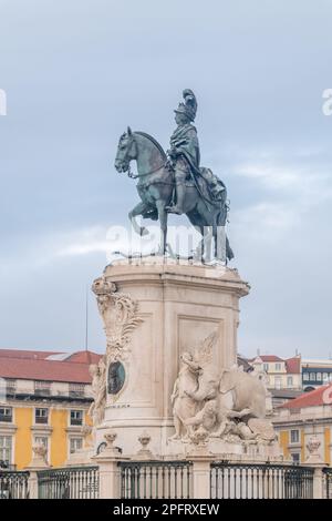 Lissabon, Portugal - 4. Dezember 2022: Statue von König Jose I auf dem Platz Praca do Comercio. Stockfoto