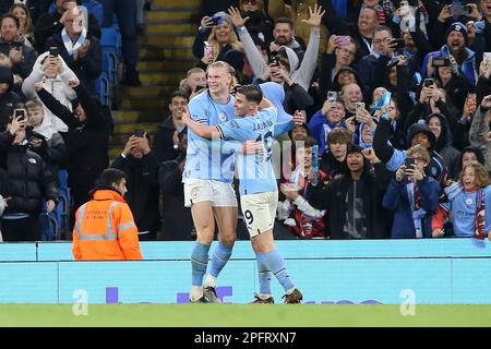 Manchester, Großbritannien. 18. März 2023. Erling Haaland aus Manchester City feiert mit seinem Teamkollegen Julian Alvarez aus Manchester City, nachdem er 3. Tor seiner Teams erzielt hat. Viertelfinalspiel des Emirates FA Cup, Manchester City gegen Burnley im Etihad Stadium in Manchester, Lancs, Samstag, den 18. März 2023. Dieses Bild darf nur zu redaktionellen Zwecken verwendet werden. Nur redaktionelle Verwendung, Bild von Chris Stading/Andrew Orchard Sports Photography/Alamy Live News Credit: Andrew Orchard Sports Photography/Alamy Live News Stockfoto