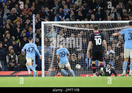 Manchester, Großbritannien. 18. März 2023. Julian Alvarez aus Manchester City (19) schießt und erzielt sein Team 4. Tor. Viertelfinalspiel des Emirates FA Cup, Manchester City gegen Burnley im Etihad Stadium in Manchester, Lancs, Samstag, den 18. März 2023. Dieses Bild darf nur zu redaktionellen Zwecken verwendet werden. Nur redaktionelle Verwendung, Bild von Chris Stading/Andrew Orchard Sports Photography/Alamy Live News Credit: Andrew Orchard Sports Photography/Alamy Live News Stockfoto