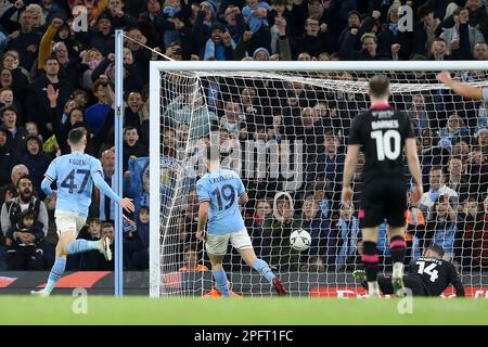 Manchester, Großbritannien. 18. März 2023. Julian Alvarez aus Manchester City (19) schießt und erzielt sein Team 4. Tor. Viertelfinalspiel des Emirates FA Cup, Manchester City gegen Burnley im Etihad Stadium in Manchester, Lancs, Samstag, den 18. März 2023. Dieses Bild darf nur zu redaktionellen Zwecken verwendet werden. Nur redaktionelle Verwendung, Bild von Chris Stading/Andrew Orchard Sports Photography/Alamy Live News Credit: Andrew Orchard Sports Photography/Alamy Live News Stockfoto