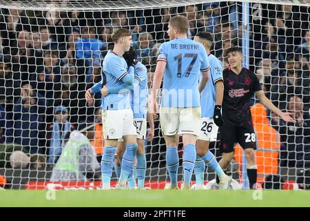 Manchester, Großbritannien. 18. März 2023. Cole Palmer aus Manchester City (l) feiert mit seinen Teamkollegen, nachdem seine Teams 5. Tor geschossen haben. Viertelfinalspiel des Emirates FA Cup, Manchester City gegen Burnley im Etihad Stadium in Manchester, Lancs, Samstag, den 18. März 2023. Dieses Bild darf nur zu redaktionellen Zwecken verwendet werden. Nur redaktionelle Verwendung, Bild von Chris Stading/Andrew Orchard Sports Photography/Alamy Live News Credit: Andrew Orchard Sports Photography/Alamy Live News Stockfoto