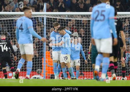 Manchester, Großbritannien. 18. März 2023. Julian Alvarez aus Manchester City (19) feiert mit seinen Teamkollegen, nachdem seine Teams 6. Tor geschossen haben. Viertelfinalspiel des Emirates FA Cup, Manchester City gegen Burnley im Etihad Stadium in Manchester, Lancs, Samstag, den 18. März 2023. Dieses Bild darf nur zu redaktionellen Zwecken verwendet werden. Nur redaktionelle Verwendung, Bild von Chris Stading/Andrew Orchard Sports Photography/Alamy Live News Credit: Andrew Orchard Sports Photography/Alamy Live News Stockfoto