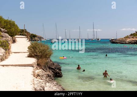 Das charmante Fischerdorf Port de Soller in Mallorca, Spanien, verfügt über einen wunderschönen Strand mit kristallklarem Wasser, umgeben von malerischen Cafés und c Stockfoto